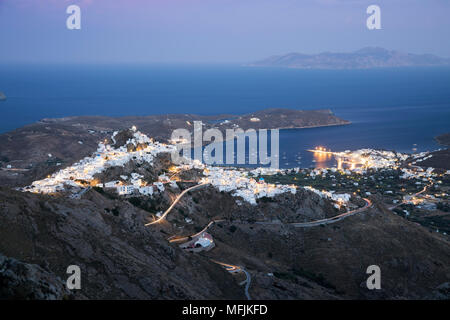 Vista sulla baia di Livadi e cittadina collinare di Pano Chora di notte, Serifos, Cicladi, il Mare Egeo e le isole greche, Grecia, Europa Foto Stock