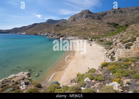 Vista su Kalo Ampeli spiaggia vicino Livadi sull isola della costa sud, Serifos, Cicladi, il Mare Egeo e le isole greche, Grecia, Europa Foto Stock