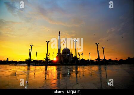 Silhouette putra moschea durante il tramonto Foto Stock