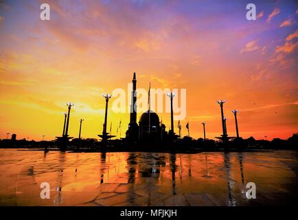 Putra moschea è la principale moschea di Putrajaya, famoso punto di riferimento in Malaysia. Foto Stock