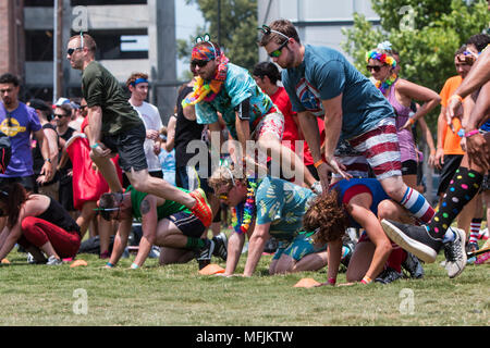 Gli uomini e le donne svolgono salto rana, uno dei tanti giochi per bambini ha suonato presso il campo di Atlanta giornata presso il vecchio quarto Ward su luglio 16, 2016 in Atlanta, GA. Foto Stock