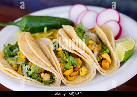 Un piatto di pollo street tacos da un ristorante locale. Foto Stock