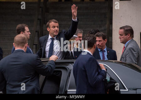 Washington, Distretto di Columbia, Stati Uniti d'America. Xxv Aprile, 2018. Washington, Distretto di Columbia, Stati Uniti - Il Presidente francese Emmanuel Macron onde per la folla dopo che egli ha parlato agli studenti al di fuori di George Washington University di Washington DC Credito: Ken Cedeño/ZUMA filo/Alamy Live News Foto Stock