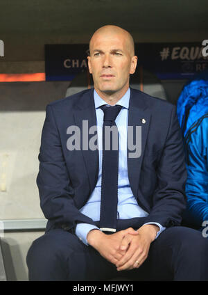 Monaco di Baviera, Germania. Xxv Aprile, 2018. Del Real Madrid in capo allenatore Zinedine Zidane reagisce prima della prima gamba match di UEFA Champions League semifinale tra Bayern Monaco di Germania e Real Madrid di Spagna a Monaco di Baviera, Germania, il 25 aprile 2018. Il Real Madrid vince 2-1. Credito: Philippe Ruiz/Xinhua/Alamy Live News Foto Stock