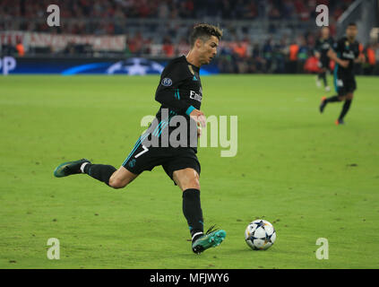 Monaco di Baviera, Germania. Xxv Aprile, 2018. Il Real Madrid di Cristiano Ronaldo compete durante la prima gamba match di UEFA Champions League semifinale tra Bayern Monaco di Germania e Real Madrid di Spagna a Monaco di Baviera, Germania, il 25 aprile 2018. Il Real Madrid vince 2-1. Credito: Philippe Ruiz/Xinhua/Alamy Live News Foto Stock