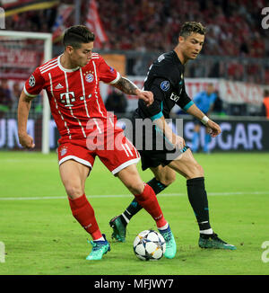 Monaco di Baviera, Germania. Xxv Aprile, 2018. Il Bayern Monaco James Rodriguez (L) vies con il Real Madrid di Cristiano Ronaldo durante la prima gamba match di UEFA Champions League semifinale tra Bayern Monaco di Germania e Real Madrid di Spagna a Monaco di Baviera, Germania, il 25 aprile 2018. Il Bayern Monaco ha perso 1-2. Credito: Philippe Ruiz/Xinhua/Alamy Live News Foto Stock