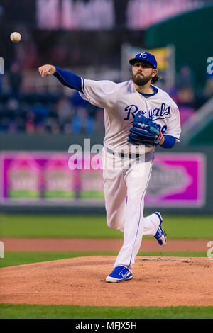 Kansas City, MO, Stati Uniti d'America. Xxv Aprile, 2018. Jason Hammel #39 dei Kansas City Royals piazzole contro il Milwaukee Brewers durante il gioco presso Kauffman Stadium di Kansas City, MO. Kyle Rivas/Cal Sport Media/Alamy Live News Foto Stock