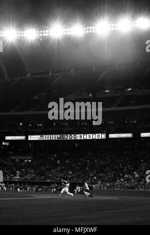 Kansas City, MO, Stati Uniti d'America. Xxv Aprile, 2018. Alex Gordon #4 dei Kansas City Royals altalene a Milwaukee Brewers passo durante il gioco presso Kauffman Stadium di Kansas City, MO. Kyle Rivas/Cal Sport Media/Alamy Live News Foto Stock