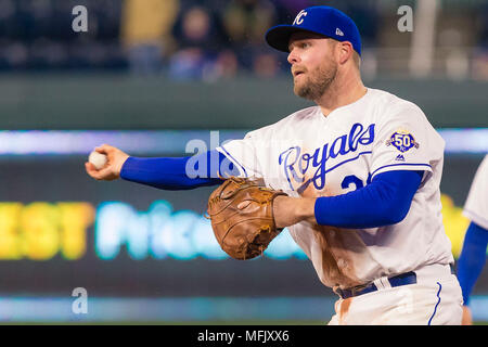 Kansas City, MO, Stati Uniti d'America. Xxv Aprile, 2018. Lucas Duda #21 dei Kansas City Royals butta fuori il Milwaukee Brewers a prima durante il gioco presso Kauffman Stadium di Kansas City, MO. Kyle Rivas/Cal Sport Media/Alamy Live News Foto Stock