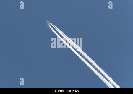 Vancouver, British Columbia, Canada. 26 Maggio, 2017. Un aereo jet lascia una contrail come fllies overhead. Contrails sono prodotte dagli aeromobili' del gas di scarico del motore. Credito: Bayne Stanley/ZUMA filo/Alamy Live News Foto Stock