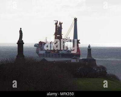 Newcastle Upon Tyne, 26 aprile 2018, Uk Meteo. un mattino luminoso come 50228t subsea sollevamento pesante nave costruzione ''Heerema Aegir'' lascia il porto di Tyne presso la North Tyneside. Foto Stock