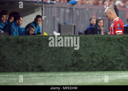 Il 25 aprile 2018, Germania, Monaco di Baviera: Calcio, Champions League, knockout round, semi-finale prima gamba, Bayern Monaco vs Real Madrid. Monaco Arjen Robben è ferito e lascia il campo. Foto: Matthias esitano di fronte/dpa Foto Stock