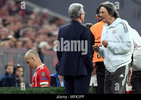 Monaco di Baviera, Germania. Xxv Aprile, 2018. Il 25 aprile 2018, Germania, Monaco di Baviera: Calcio, Champions League, knockout round, semi-finale prima gamba, Bayern Monaco vs Real Madrid. Il team di Monaco medico Hans-Wilhelm Müller-Wohlfahrt (l-r), capo allenatore Jupp Heynckes e Arjen Robben, chi è ferito e lascia il campo. Credito: Matthias esitano di fronte/dpa/Alamy Live News Foto Stock