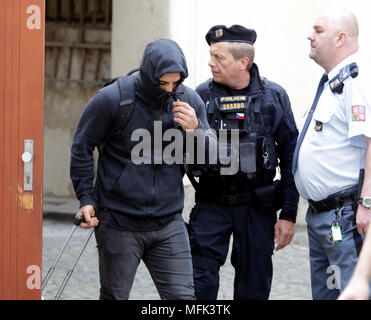 Il Praga 1 corte comminata otto mesi di sospensione condizionale della pena e cinque anni di espulsioni dal paese di tre uomini olandese (uno di loro nella foto a sinistra) per tafferugli in connessione con il violento attacco su un cameriere in un pub di Praga sabato.Gli stranieri hanno accettato la decisione che ha preso effetto.La stessa Corte è ora di decidere in merito alla proposta di prendere in custodia i due principali sospetti che stanno affrontando anche le cariche di gravi lesioni corporali a Praga, Repubblica ceca, 26 aprile 2018. Essi possono essere fornite fino a dieci anni di carcere. (CTK foto/Michaela Rihova) Foto Stock