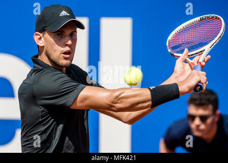 Barcellona, Spagna. 26 Aprile 2018: DOMINIC THIEM (AUT) restituisce la palla a Jozef Kovalik (SVK) durante il giorno 4 del "Barcelona Open Banc Sabadell' 2018. Thiem ha vinto 7:6, 6:2 Credito: Matthias Oesterle/Alamy Live News Foto Stock