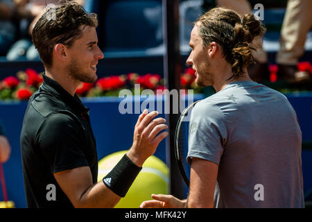 Barcellona, Spagna. 26 Aprile 2018: DOMINIC THIEM (AUT) è congratulato da Jozef Kovalik (SVK) durante il giorno 4 del "Barcelona Open Banc Sabadell' 2018. Thiem ha vinto 7:6, 6:2 Credito: Matthias Oesterle/Alamy Live News Foto Stock