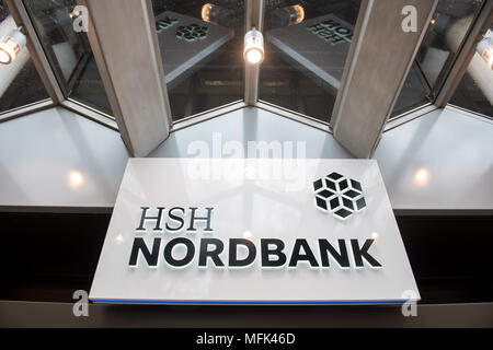 26 aprile 2018, Germania Amburgo: vista dell'ingresso del HSH Nordbank sede centrale prima l'equilibrio conferenza stampa della banca. Foto: Daniel Bockwoldt/dpa Foto Stock