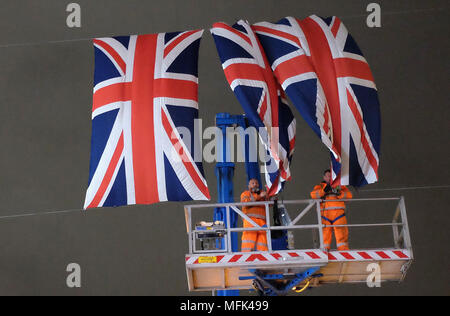 LONDON, Regno Unito - 24 aprile: Londra, Regno Unito. Il 24 aprile 2018. Lavoratori appendere Unione Jack bandiere al di sopra di Oxford Circus a Londra, Inghilterra. (Foto di Adam Berry/Alamy Live News) Foto Stock