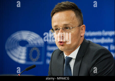 Péter SZIJJÁRTÓ, ministro ungherese degli Affari Esteri e del commercio tiene una conferenza stampa dopo il suo incontro con la commissione LIBE per le libertà civili, la giustizia e gli affari interni del Parlamento europeo sulla situazione in Ungheria nel Parlamento Europeo con sede a Bruxelles, in Belgio, il 26.04.2018 da Wiktor Dabkowski | Utilizzo di tutto il mondo Foto Stock