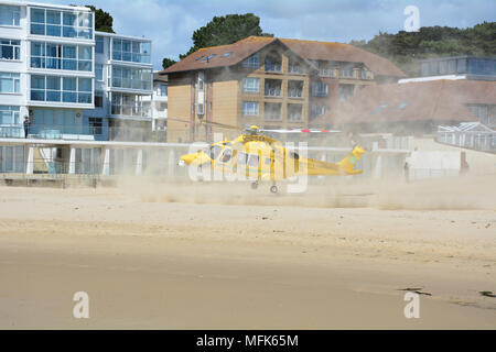 Barene, Poole, Dorset. Xxvi Aprile,2018. Il Dorset & Somerset Air Ambulance atterra sulla spiaggia di barene accanto all'Haven Hotel e la catena di traghetti. JWO//Alamy News Credito: JWO/Alamy Live News Foto Stock