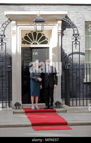 Londra, Regno Unito. Il 26 aprile 2018. Primo ministro britannico, Theresa Maggio accoglie la Presidente della Repubblica di Azerbaigian Ilham Aliyev, a Downing Street, Londra, UK Credit: Chris Aubrey/Alamy Live News Foto Stock