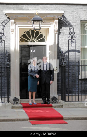 Londra, Regno Unito. Il 26 aprile 2018. Primo ministro britannico, Theresa Maggio accoglie la Presidente della Repubblica di Azerbaigian Ilham Aliyev, a Downing Street, Londra, UK Credit: Chris Aubrey/Alamy Live News Foto Stock