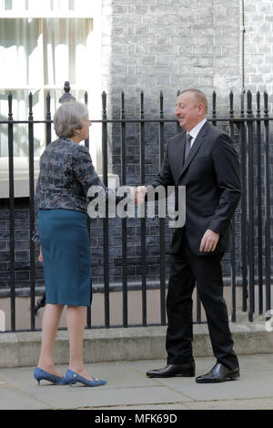 Londra, Regno Unito. Il 26 aprile 2018. Primo ministro britannico, Theresa Maggio accoglie la Presidente della Repubblica di Azerbaigian Ilham Aliyev, a Downing Street, Londra, UK Credit: Chris Aubrey/Alamy Live News Foto Stock
