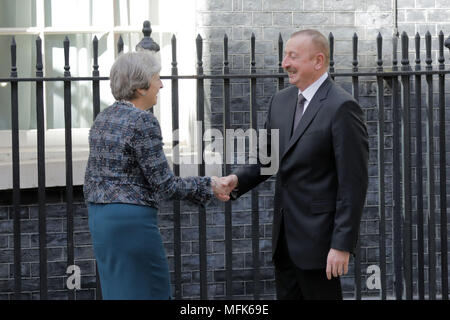Londra, Regno Unito. Il 26 aprile 2018. Primo ministro britannico, Theresa Maggio accoglie la Presidente della Repubblica di Azerbaigian Ilham Aliyev, a Downing Street, Londra, UK Credit: Chris Aubrey/Alamy Live News Foto Stock