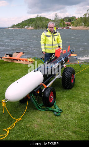 26 aprile 2018, Germania, Seeburg: un sottomarino di drone sulla banca del Suesser vedere (lit. dolce lago). Un "veicolo autonomo sottomarino' (AUV) viene messo in acqua alla ricerca di tesori archeologici. Foto: Sebastian Willnow/dpa-Zentralbild/dpa Foto Stock