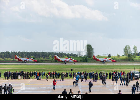 Il squadrone di acrobazia aerea spagnola della Air Force PATRULLA AGUILA circa a mosche un air show durante il primo giorno dell'aria internazionale e spazio mostra all'aeroporto di Schoenefeld. Oltre 150.000 visitatori potranno visitare i civili e militari fiera del settore aerospaziale. Foto Stock