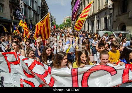 Barcellona, Spagna. 26 apr, 2018. Un folto gruppo di studenti visto tra pro indipendenza bandiere di Catalogna durante la dimostrazione. Migliaia di catalano gli studenti universitari hanno dimostrato per le strade di Barcellona contro la repressione e di protestare contro il prezzo elevato di tasse universitarie Credito: SOPA Immagini limitata/Alamy Live News Foto Stock