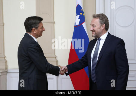 Sarajevo, Bosnia ed Erzegovina. 26 apr, 2018. Presidente della Presidenza della Bosnia ed Erzegovina (BiH) Bakir Izetbegovic (R) accoglie il presidente sloveno Borut Pahor a Sarajevo, Bosnia ed Erzegovina, il 26 aprile 2018. La Bosnia e Erzegovina (BiH) integrazione all'Unione europea (UE) e i legami bilaterali tra la Bosnia Erzegovina e la Repubblica di Slovenia sono state nel fuoco della riunione dei leader dei due paesi qui il giovedì. Credito: Haris Memija/Xinhua/Alamy Live News Foto Stock