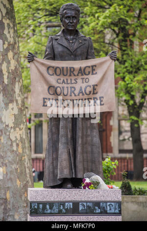 Londra, Regno Unito. 26 apr, 2018. 8ft 4nella statua di bronzo del suffragist diruttori Millicent Fawcett è ora in ombra del case del Parlamento a seguito di una campagna condotta da Criado-Perez. Essa è stata creata da Turner Prize-winning artista Gillian indossa, e mostra Fawcett quando divenne Presidente dell Unione Nazionale delle il suffragio femminile delle società. Essa detiene un banner che recita: "Coraggio chiamate al coraggio ovunque", un estratto da un discorso Fawcett realizzata dopo la morte di suffragette Emily Wilding Davison. Credito: Guy Bell/Alamy Live News Foto Stock