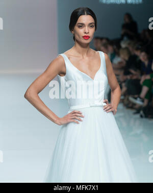Barcellona, Spagna. Il 26 aprile, 2018. Un modello di vetrine di disegni di Cymbeline sullo spettacolo durante il Barcelona Bridal Fashion Week 2018 a Fira de Barcelona il 26 aprile 2018 a Barcellona, Spagna. © Victor Puig/Alamy Live News Foto Stock