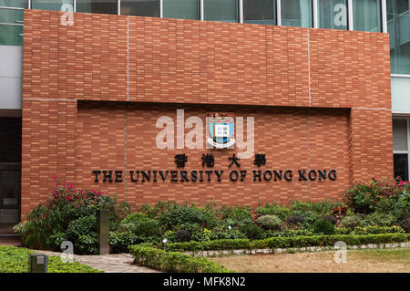 Hong Kong, Hong Kong, Cina. 10 Febbraio, 2018. HONG KONG, CINA - 10 febbraio 2018: l'Università di Hong Kong nel muro della Centennial cortile del Campus. Jayne Russell/Alamy Stock Photo credit: Jayne Russell/ZUMA filo/Alamy Live News Foto Stock