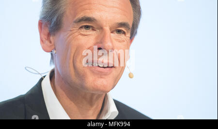 Il 25 aprile 2018, Germania, Renningen: Volkmar Denner, presidente del consiglio di amministrazione di Robert Bosch GmbH, parlando durante i risultati conferenza stampa di Robert Bosch GmbH. Foto: Sebastian Gollnow/dpa Foto Stock