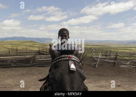 7 dicembre 2017 - Matatiele, Capo orientale, Sud Africa - Sabelo, 6, si siede sul suo cavallo preferito. (Credito Immagine: © Stefan Kleinowitz via ZUMA filo) Foto Stock