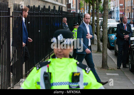 Londra, Regno Unito. Il 26 aprile, 2018. Il principe William e il principe Harry lasciare dopo l'apertura ufficiale del Centro serra in un grado II* elencati di chiesa in Marylebone. Il Centro, gestito da sport di Serra, fornirà un ambiente sicuro per lo sport, coaching e servizi sociali per i giovani della comunità locale con lo scopo di migliorare la loro vita futura di risultati e di elevare le loro aspirazioni. Sport di serra è stato il primo partner di consegna a Londra per il pullman Core, il coaching nazionale apprendistato gestito dalla Royal Foundation. Credito: Mark Kerrison/Alamy Live News Foto Stock