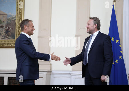 Sarajevo, BiH. 26 apr, 2018. Presidente della Presidenza della Bosnia ed Erzegovina (BiH) Bakir Izetbegovic (R) accoglie favorevolmente il Consiglio europeo il presidente Donald Tusk a Sarajevo, BiH, il 26 aprile 2018. L'Unione europea (UE) mira a migliorare i collegamenti stradali con la Bosnia Erzegovina e la regione, il Presidente del Consiglio europeo Donald Tusk ha detto dopo un incontro con i membri della BiH presidenza tripartita qui il giovedì. Credito: Haris Memija/Xinhua/Alamy Live News Foto Stock