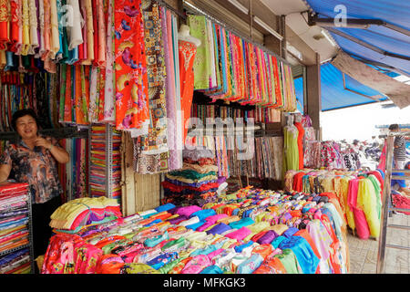 Soai quello dei Kinh tessuto Lam Mercato, Chinatown business, Ho Chi Minh City;; Saigon Vietnam; Foto Stock