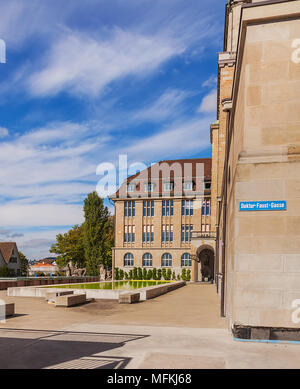 Zurich, Svizzera - 13 October, 2013: la piazza di fronte all'edificio principale dell'Università di Zurigo. L'Università di Zurigo, situato nel Foto Stock