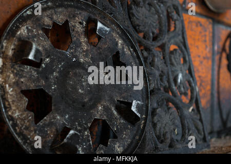 Molto vecchio piazzole metalliche poste sulla stufa rurale Foto Stock