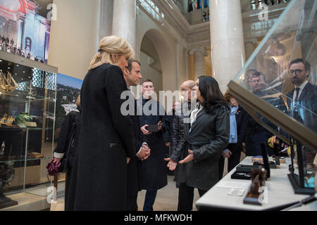 Karen Durham-Aguilera (a destra), direttore esecutivo, Esercito Nazionale i cimiteri militari, parla con il presidente francese Emmanuel Macron (al centro) con sua moglie Brigitte Macron (sinistra), dopo aver ricevuto un tour da del Memorial Anfiteatro Sala di visualizzazione presso il Cimitero Nazionale di Arlington Arlington, Virginia, 24 aprile 2018. Macron la visita al Cimitero Nazionale di Arlington fu parte del primo ufficiale di visita di Stato dalla Francia dal Presidente François Hollande è venuto a Washington nel 2014. Il Presidente francese insieme a sua moglie ha anche visitato il recinto dell ex Presidente John F. Kennedy. (U.S. Esercito ph Foto Stock