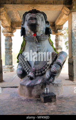 DAMBAL, nello stato di Karnataka, India. Doddabasappa Tempio. NANDI bull all'entrata Foto Stock