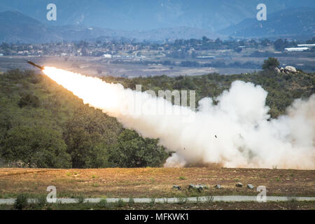 Una elevata mobilità di artiglieria sistema razzo viene lanciato dalla U.S. Marines con sede batteria, 5° Battaglione, xi reggimento Marini, 1° Divisione Marine, a sostegno del fuoco Esercizio (FIREX) 2-18 al Marine Corps base Camp Pendleton, California, 20 aprile 2018. In FIREX 2-18 era un livello di battaglione esercizio inteso a migliorare le procedure operative standard e consentire di più batterie di allenarsi insieme. (U.S. Marine Corps photo by Lance Cpl. Alexa M. Hernandez) Foto Stock