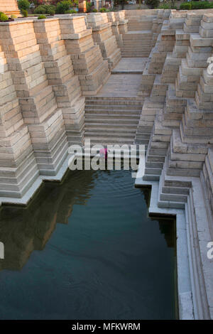 Mahadeva tempio, Itgi, nello stato di Karnataka, IndiaStepped ben restaurata dal Dipartimento Archeologico dell India Foto Stock