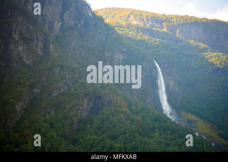 Cascata sulle montagne della Norvegia Foto Stock