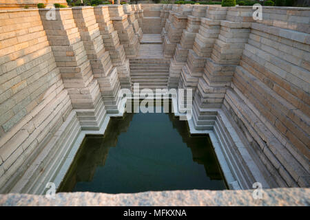 Mahadeva tempio, Itgi, nello stato di Karnataka, IndiaStepped ben restaurata dal Dipartimento Archeologico dell India Foto Stock