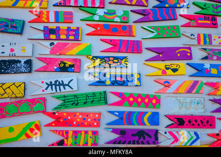 L'arte al muro dipinto con pesci di legno nella cultura Gamcheon Village, Busan Corea del Sud. Foto Stock