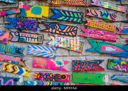 L'arte al muro dipinto con pesci di legno nella cultura Gamcheon Village, Busan Corea del Sud. Foto Stock